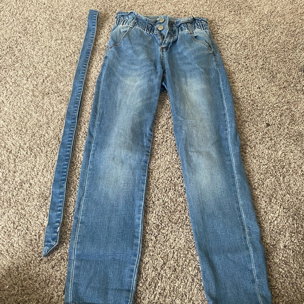 Denim jeans with belt
